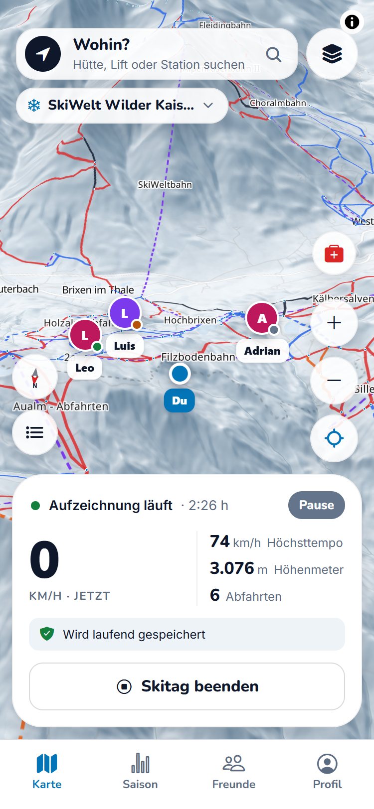 Snowwing auf dem Telefon: Karte der SkiWelt mit drei Freunden und eigenem Standort, darunter die laufende Aufzeichnung mit 74 km/h Höchsttempo, 3.076 Höhenmetern und 6 Abfahrten – „Wird laufend gespeichert“.