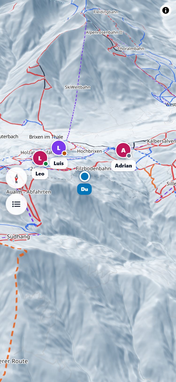 Kartenausschnitt der SkiWelt in 3D mit Pisten, Liften und den Freunden Leo, Luis und Adrian als farbige Initialen, jeweils mit Statuspunkt.
